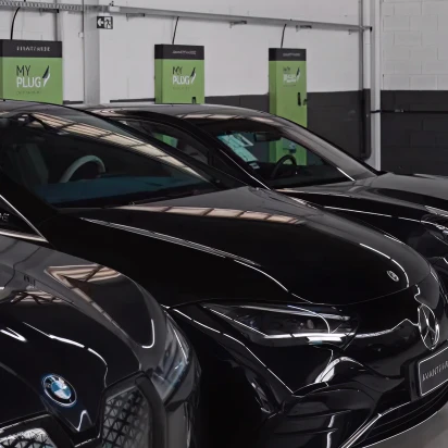 Carros estacionados carregando