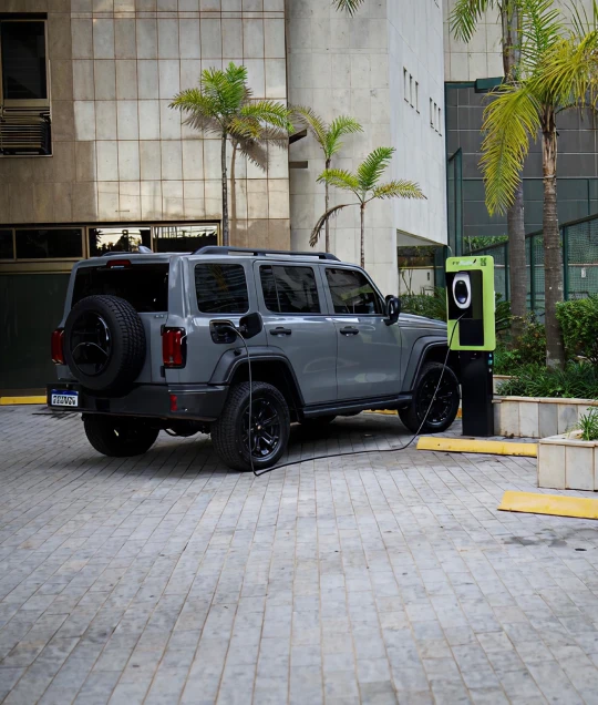 Jeep carregando a bateria em um Toten da MyPLug